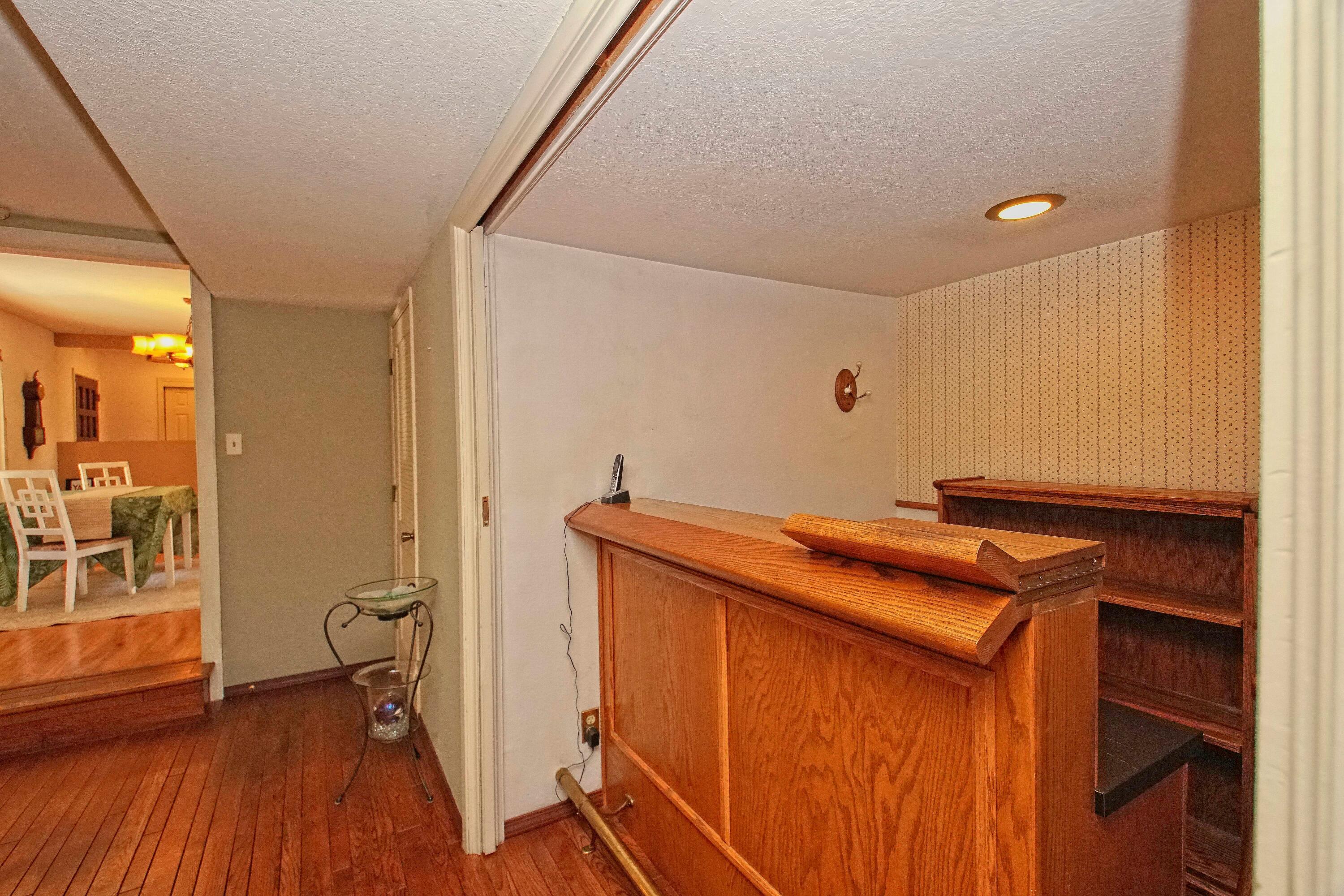 8489 Valley View Road Redding, CA 96001 - Photo 19 of 61 Wet Bar