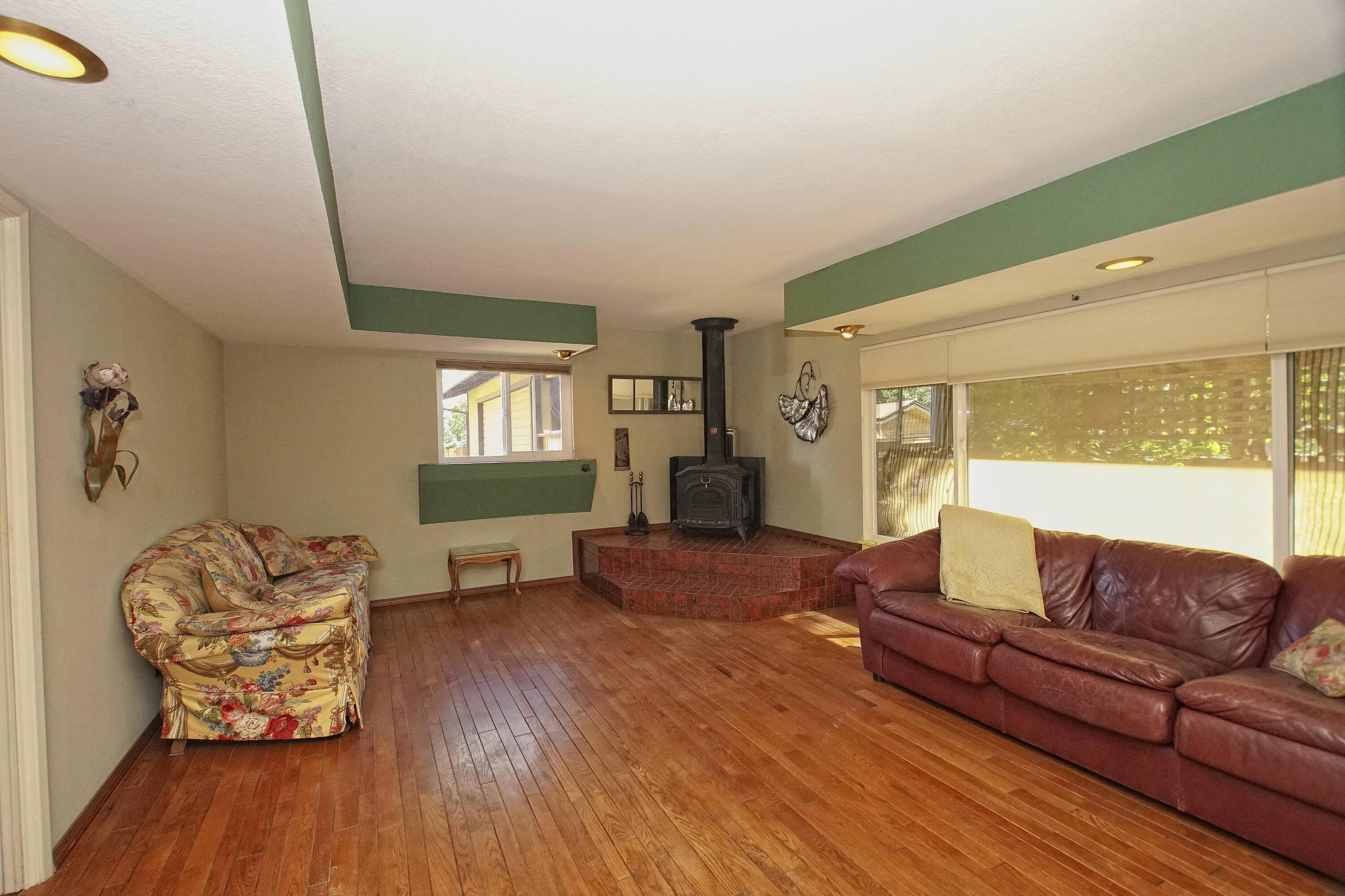 8489 Valley View Road Redding, CA 96001 - Photo 20 of 61 Spacious Living