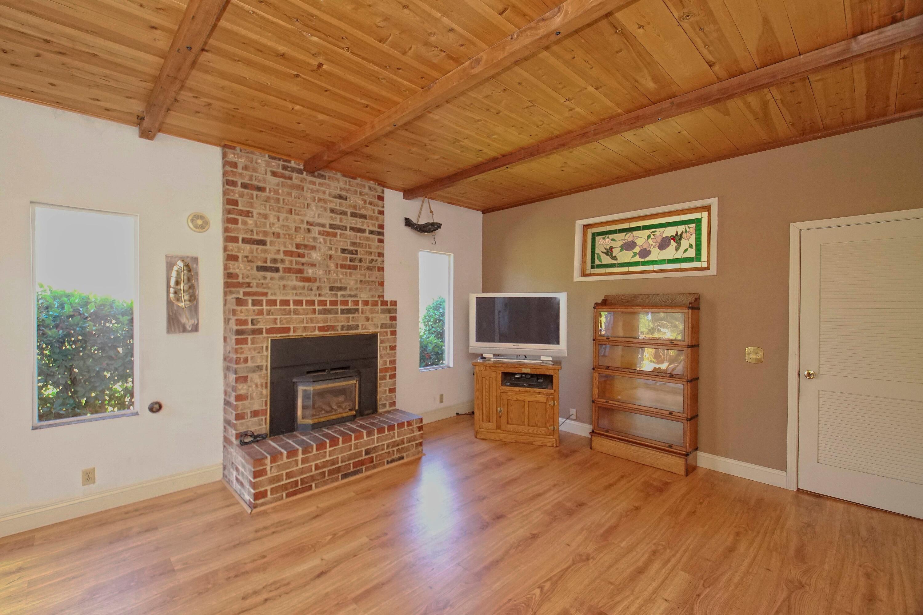 8489 Valley View Road Redding, CA 96001 - Photo 21 of 61 Family Room