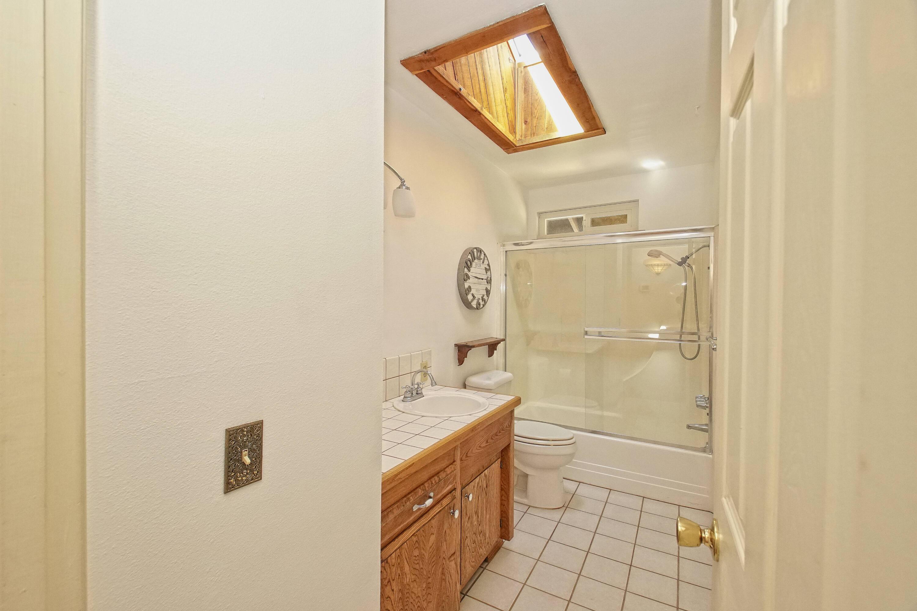 8489 Valley View Road Redding, CA 96001 - Photo 23 of 61 Hall Bath