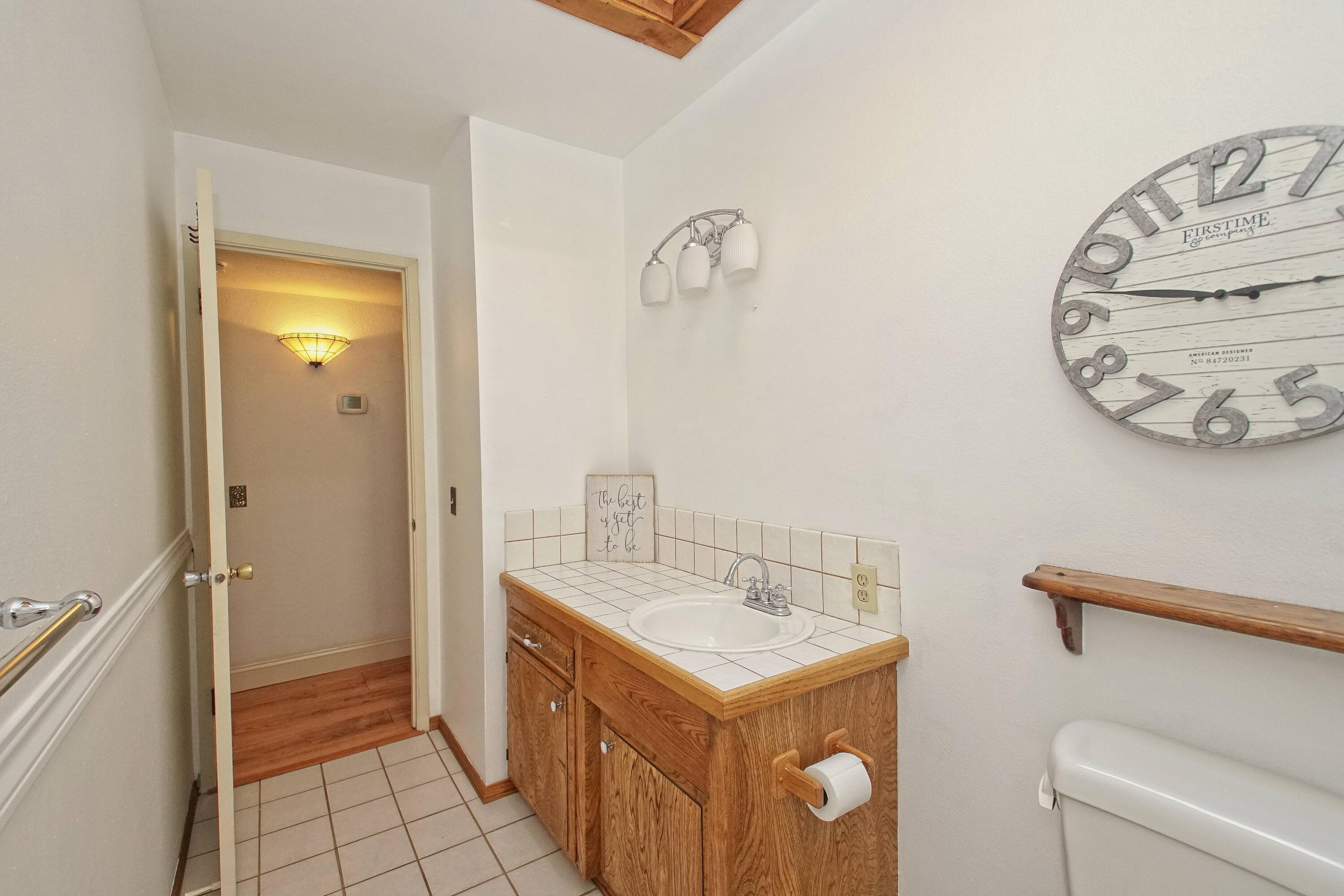 8489 Valley View Road Redding, CA 96001 - Photo 24 of 61 Hall Bath