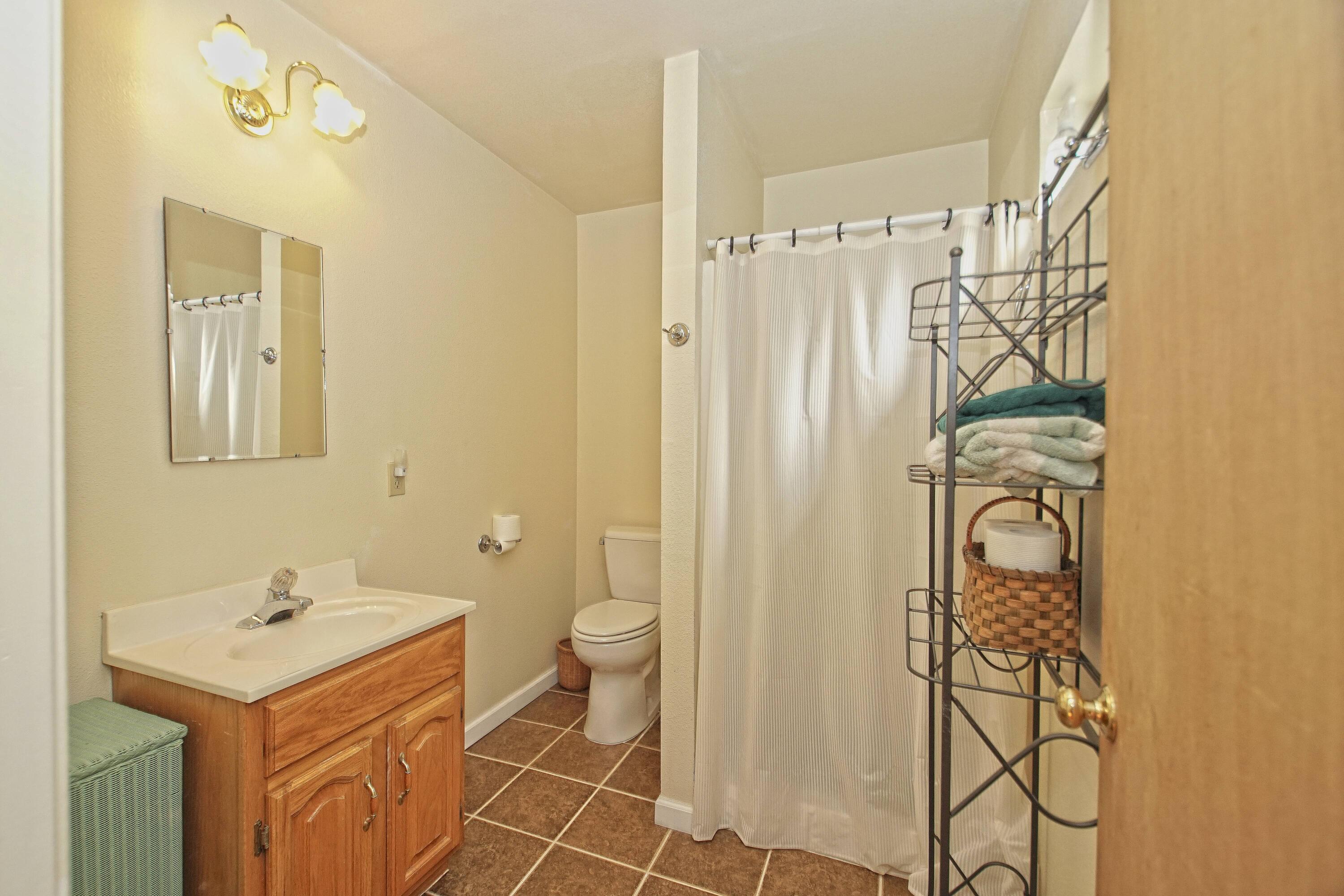 8489 Valley View Road Redding, CA 96001 - Photo 38 of 61 Bath