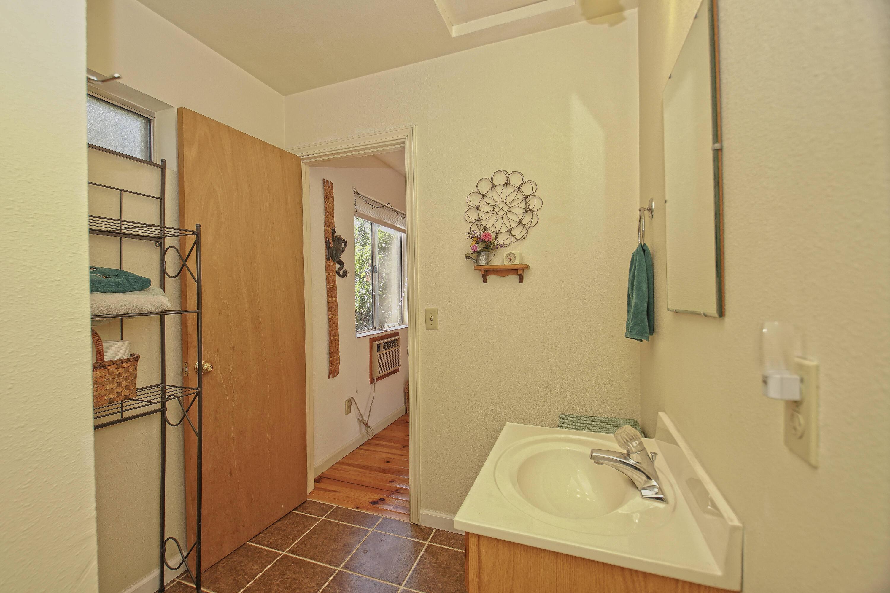 8489 Valley View Road Redding, CA 96001 - Photo 39 of 61 Bath