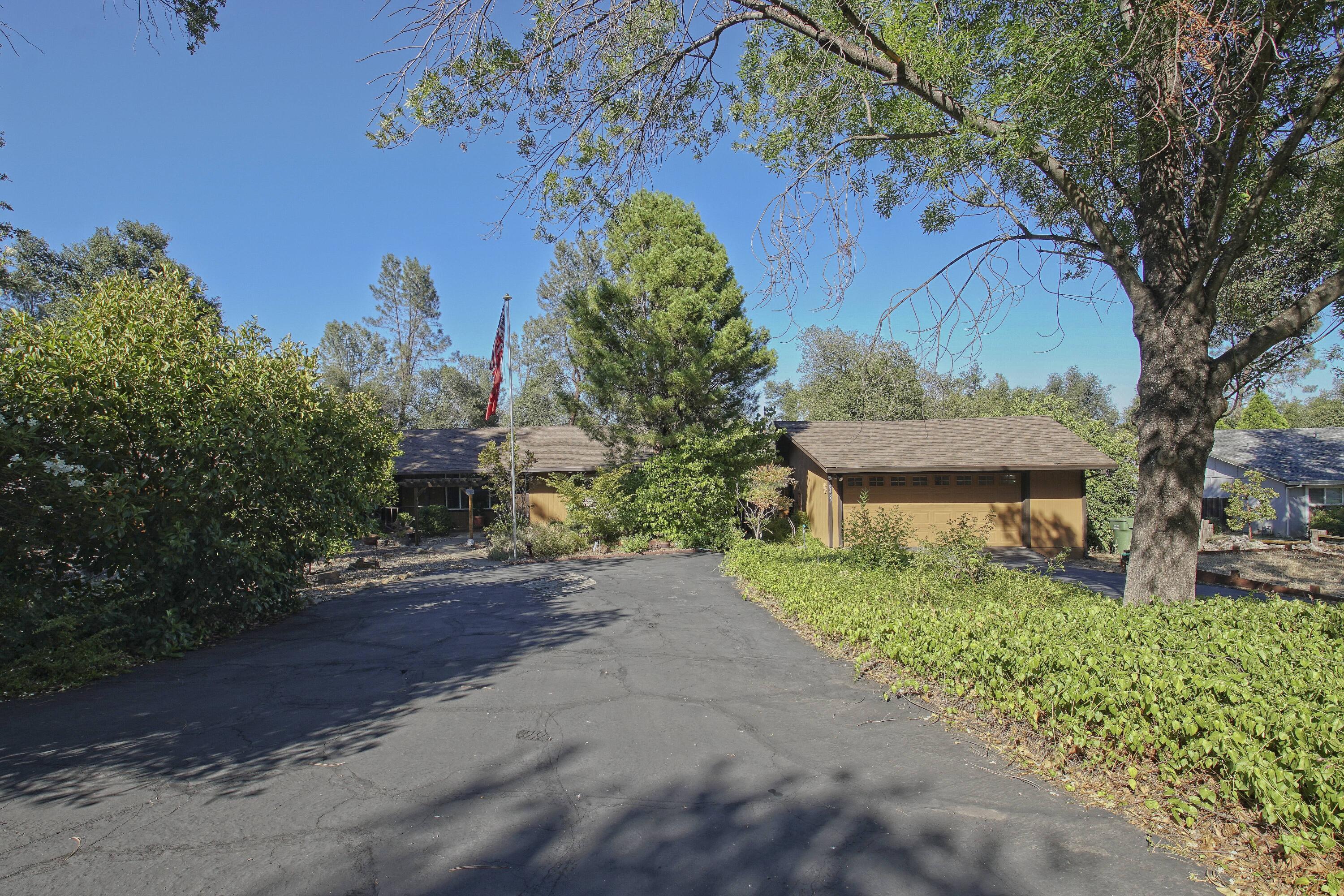 8489 Valley View Road Redding, CA 96001 - Photo 4 of 61 Front