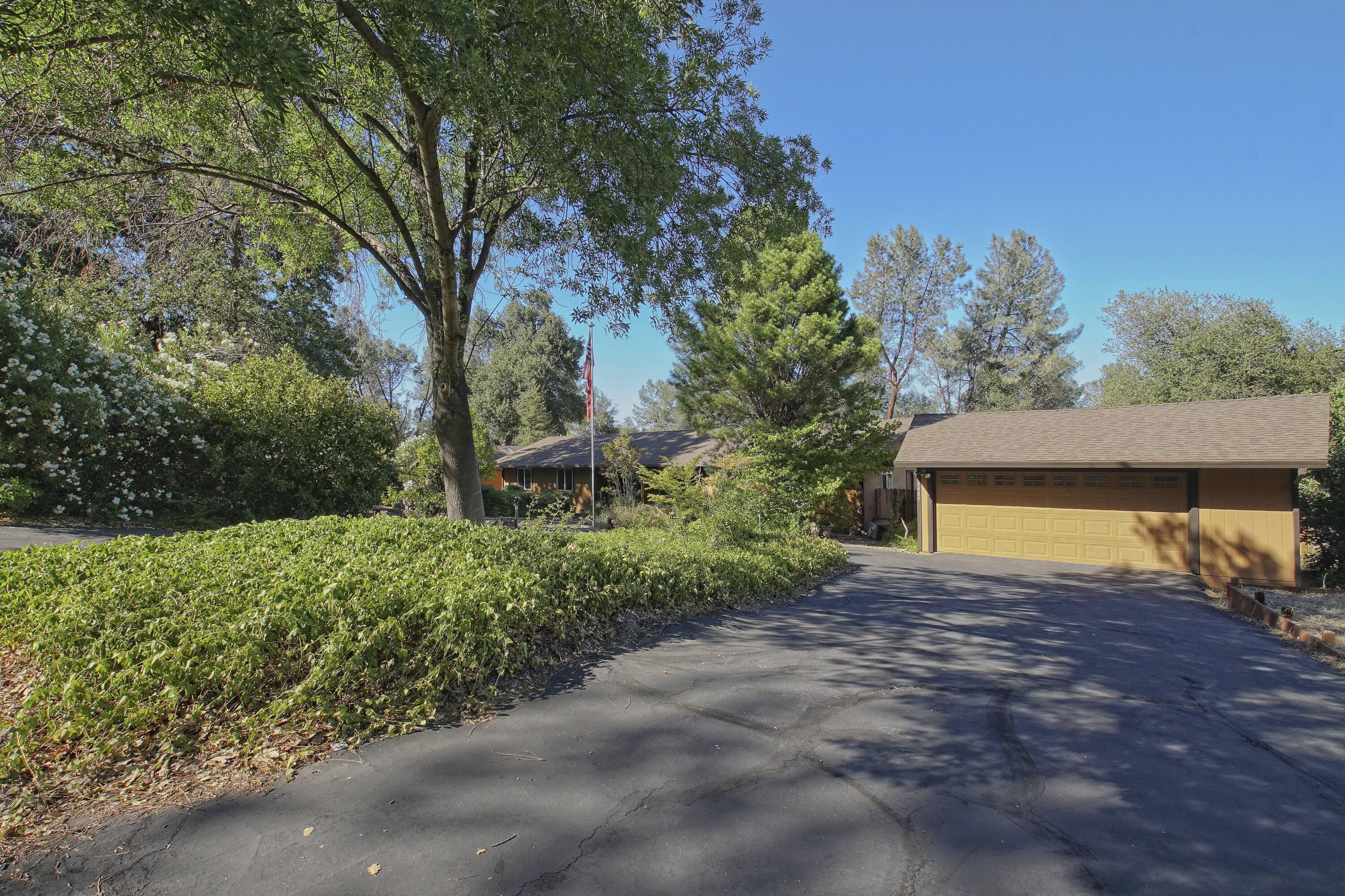 8489 Valley View Road Redding, CA 96001 - Photo 5 of 61 Blacktop Driveway