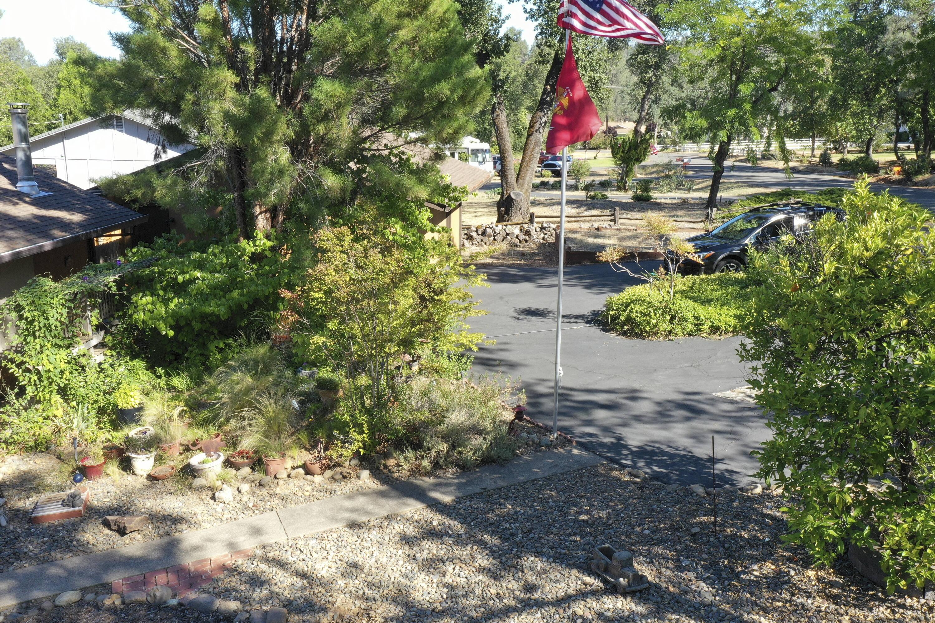 8489 Valley View Road Redding, CA 96001 - Photo 6 of 61 Circular Drive