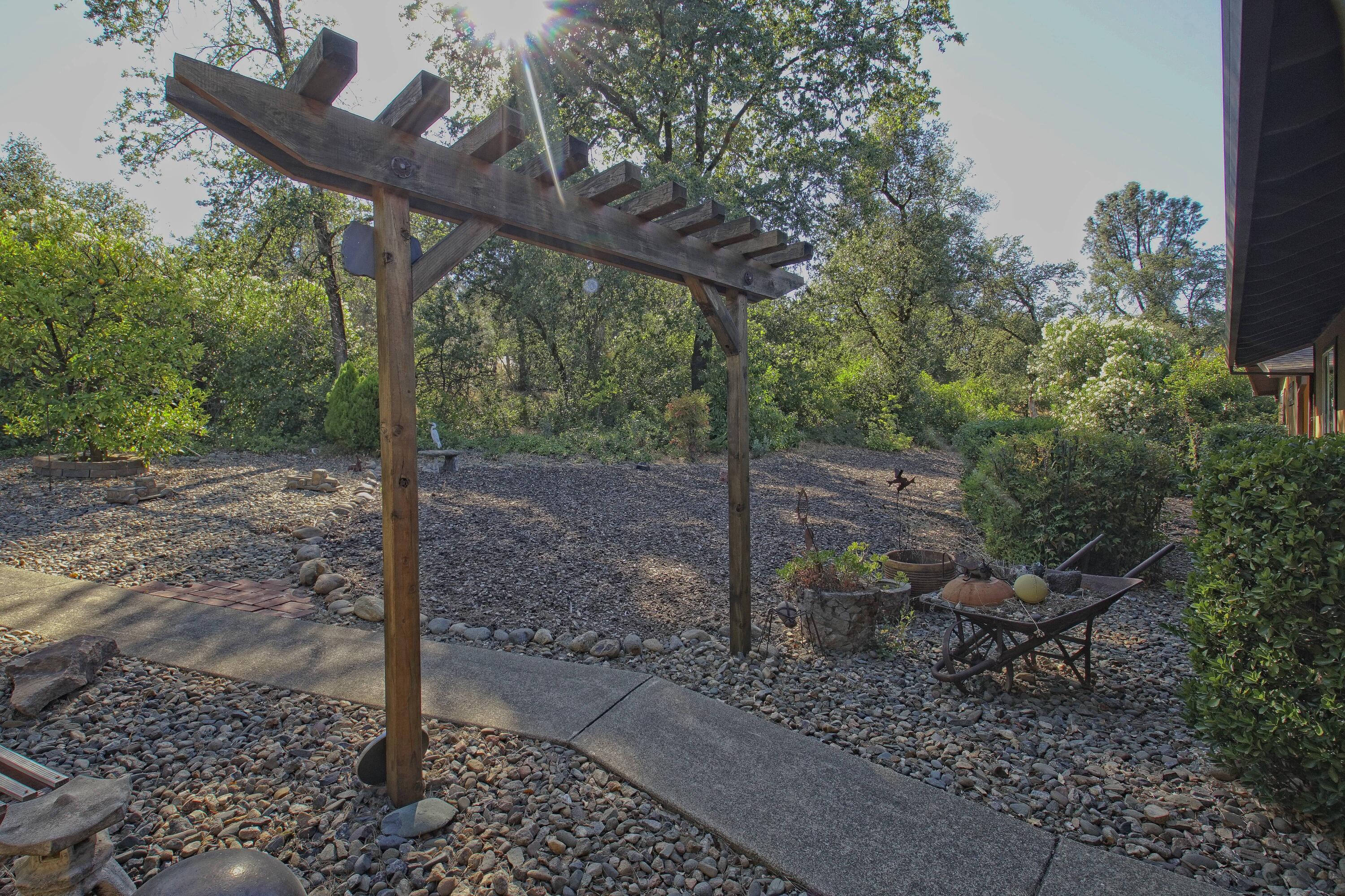 8489 Valley View Road Redding, CA 96001 - Photo 8 of 61 Arbor
