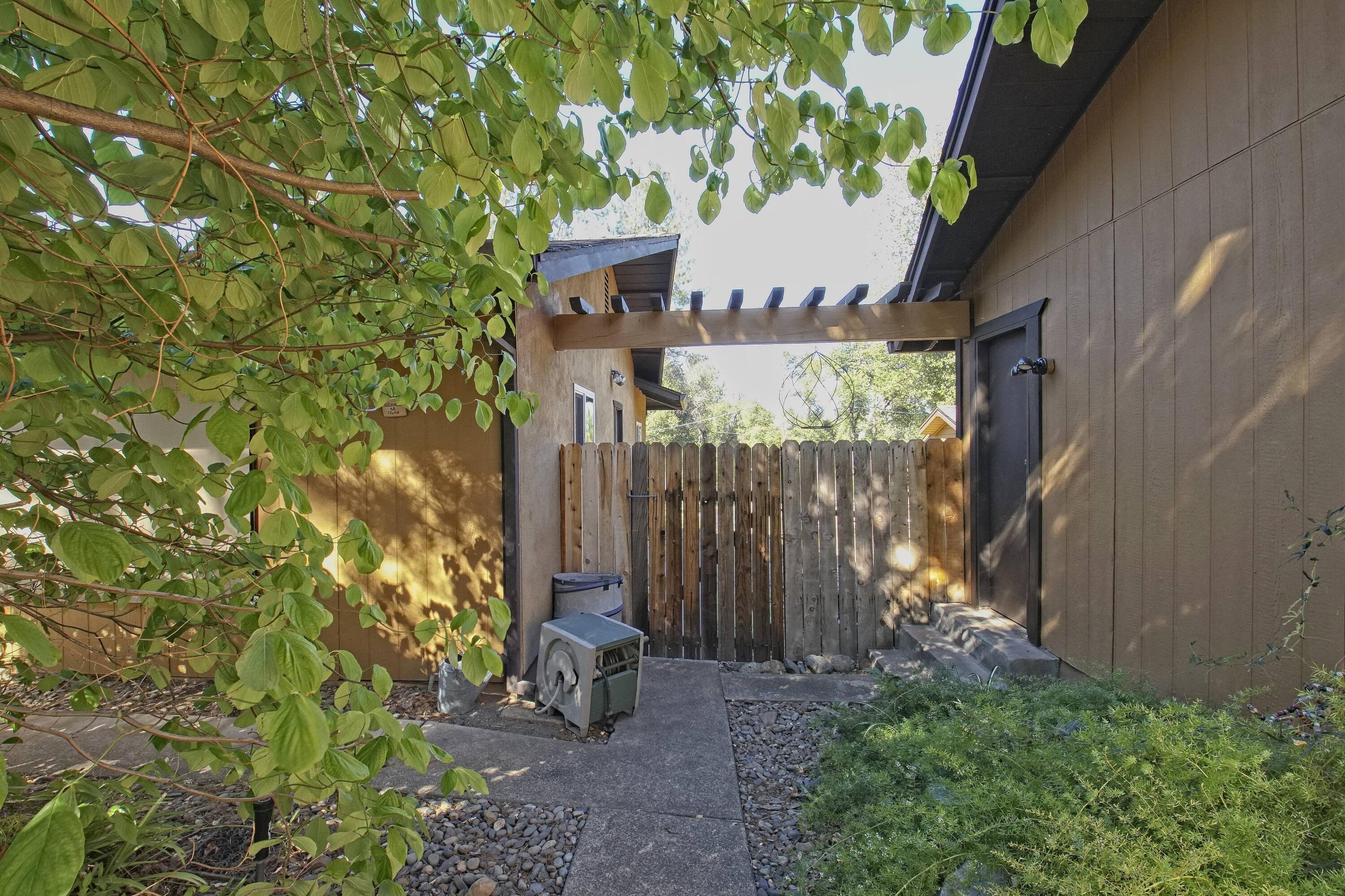 8489 Valley View Road Redding, CA 96001 - Photo 9 of 61 Side