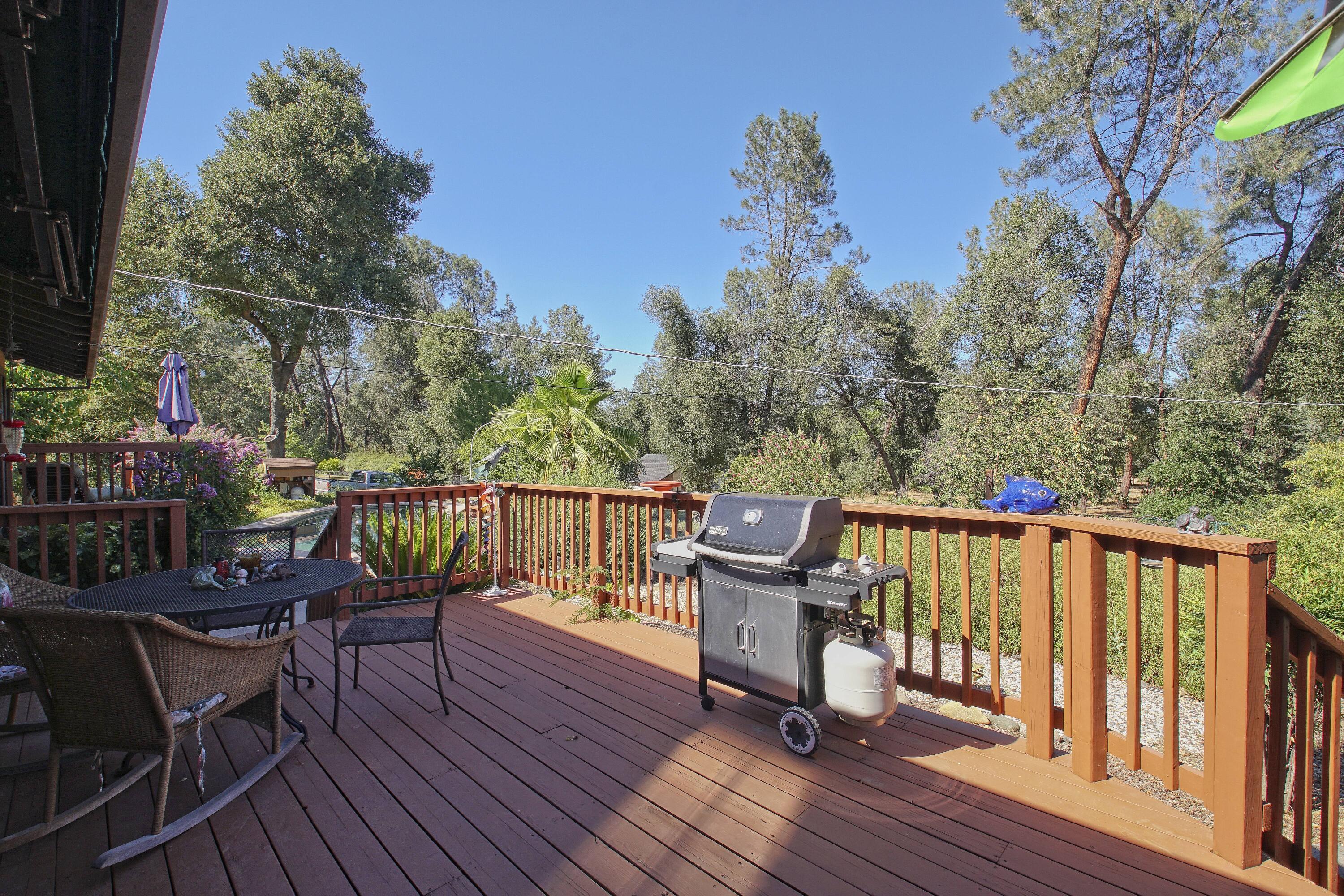 8489 Valley View Road Redding, CA 96001 - Photo 10 of 61 Decking