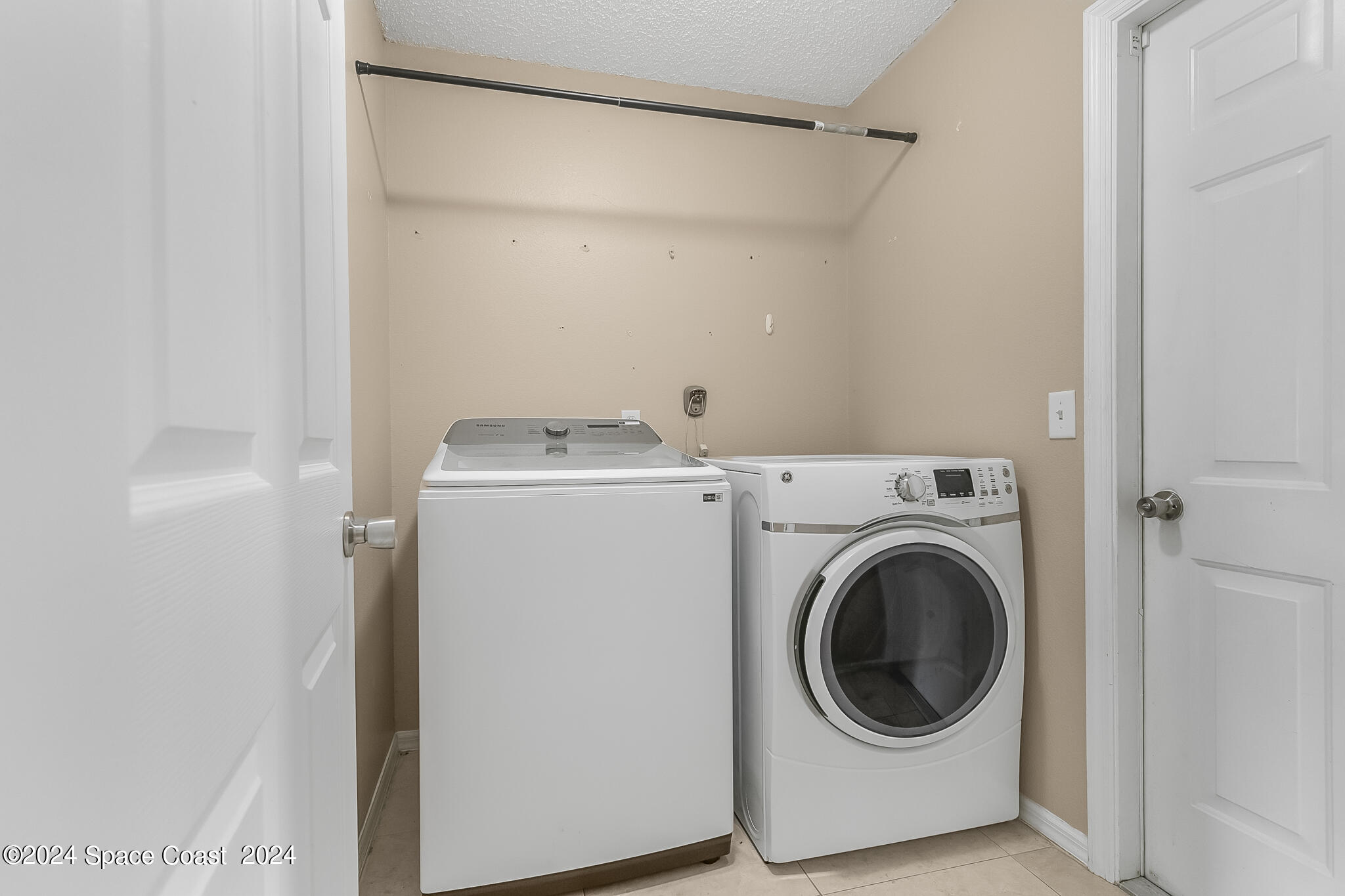 4631 Decatur Circle Melbourne, FL 32934 - Photo 28 of 35 a utility room with dryer and washer