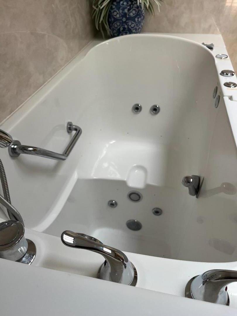 500 North Tully Road, Unit 39 Turlock, CA 95380 - Photo 14 of 23 a bathroom with a tub