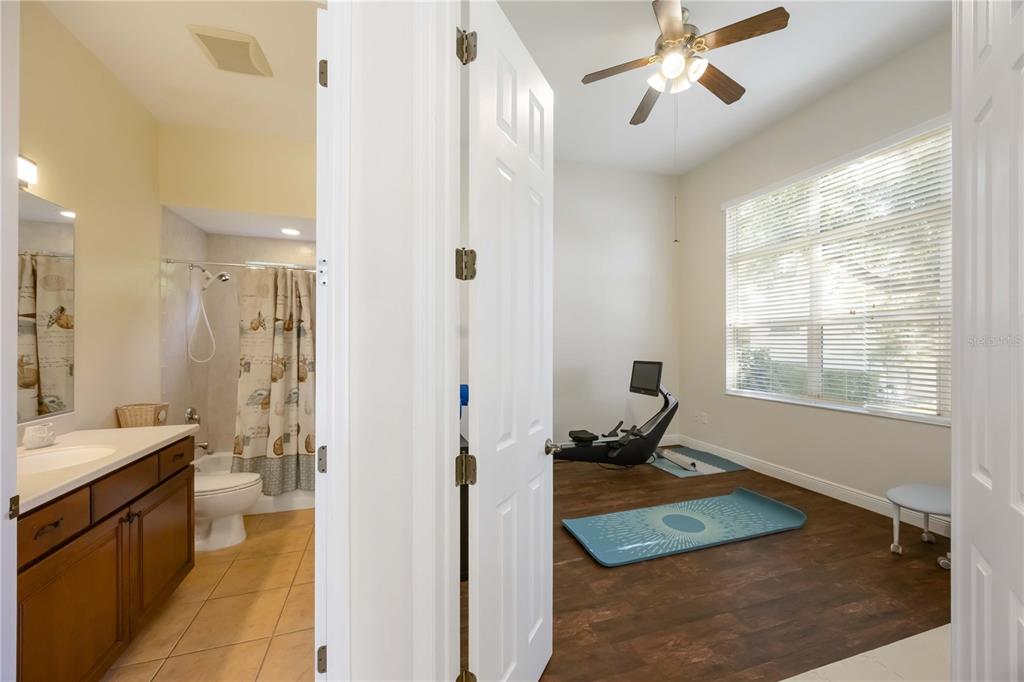 14806 Bowfin Terrace Lakewood Ranch, FL 34202 - Photo 38 of 95 a view of a bathroom with dual sinks