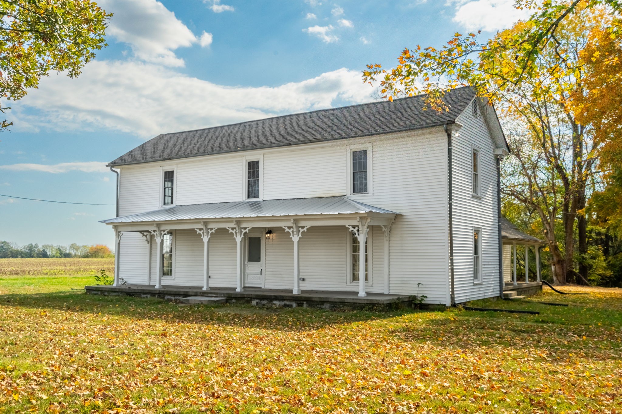 a view of a house with a backyard