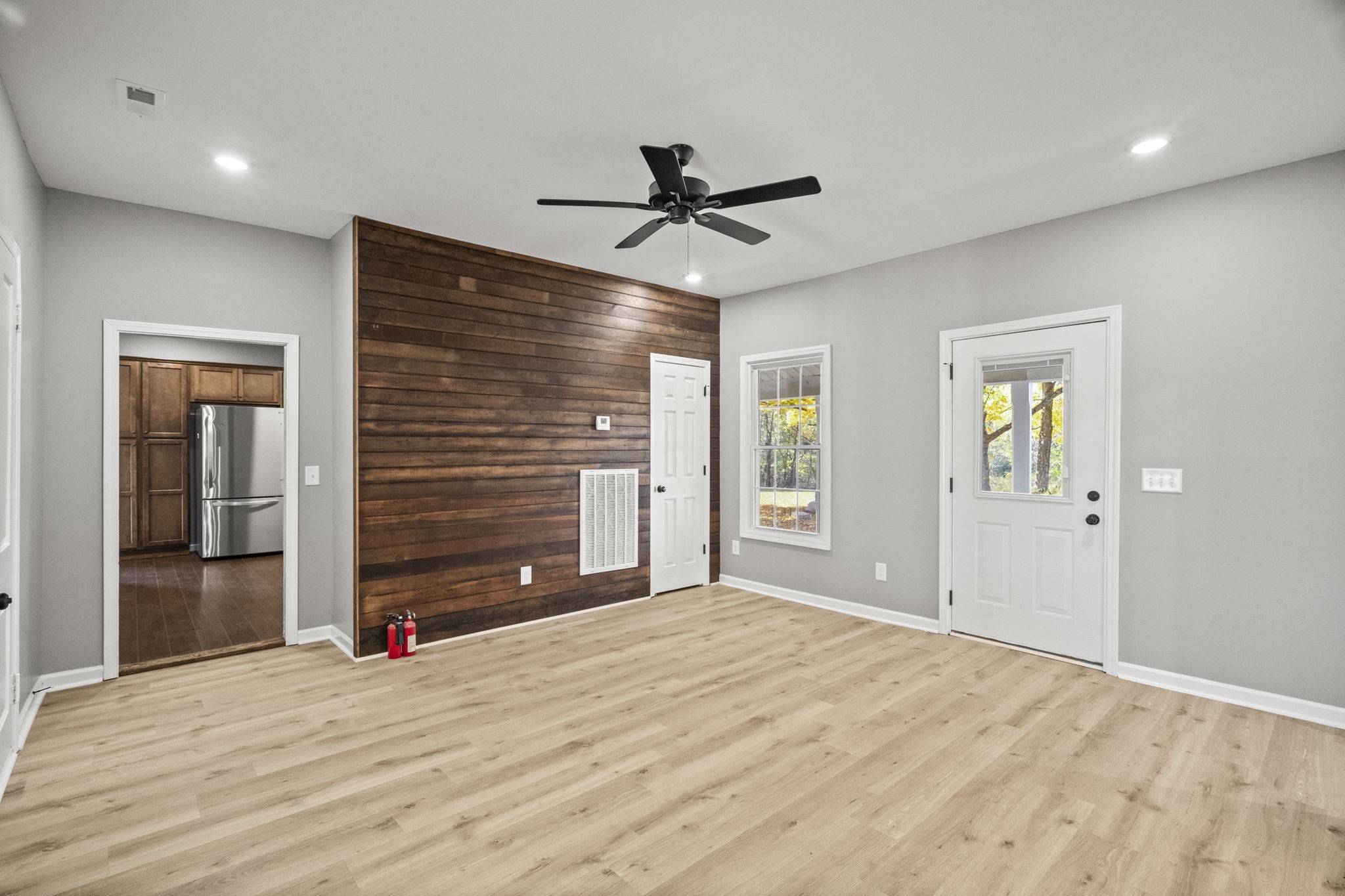 6081 Lakeview Road Springfield, TN 37172 - Photo 15 of 41 a view of a livingroom with a windows and ceiling fan