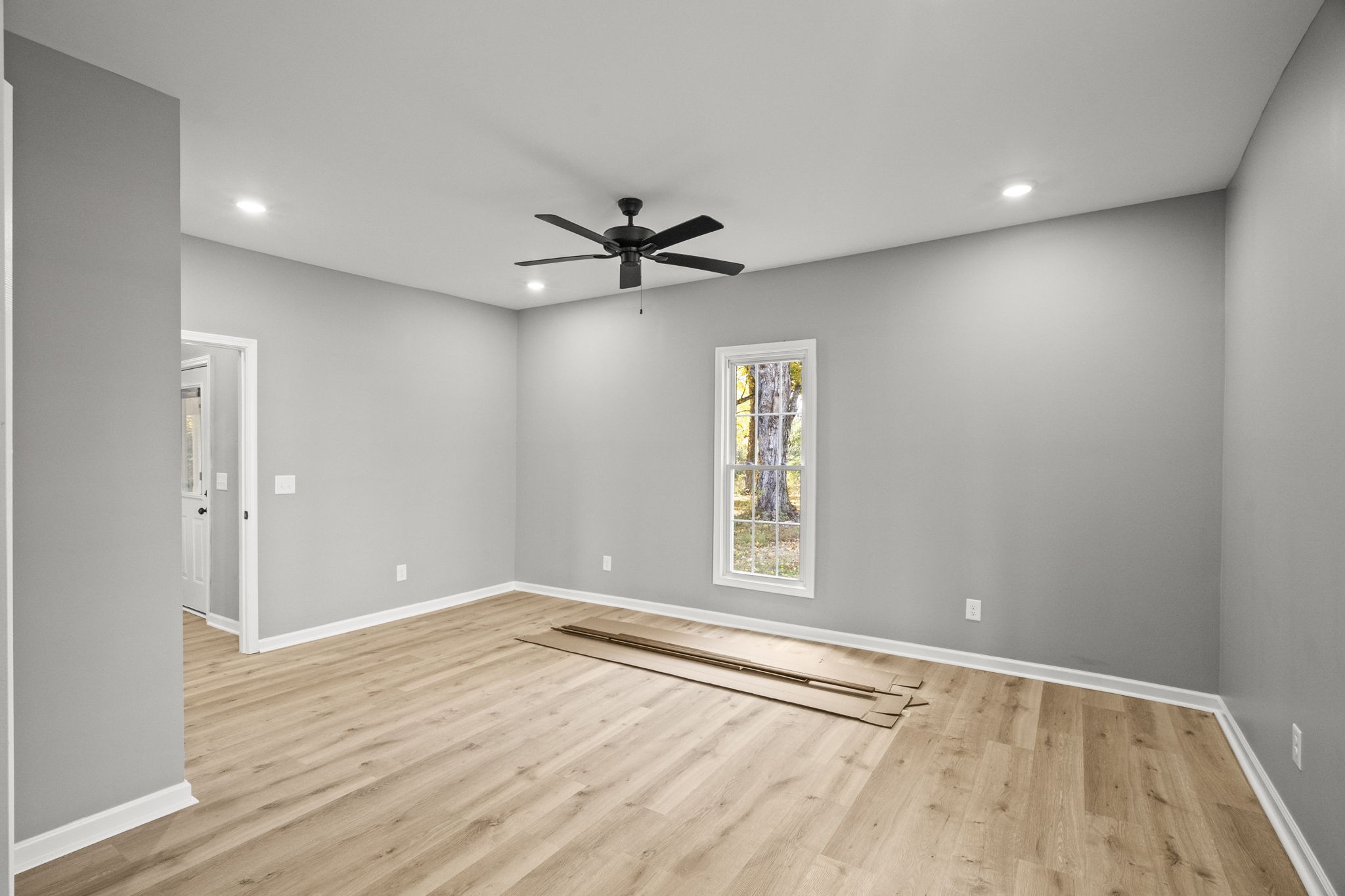 6081 Lakeview Road Springfield, TN 37172 - Photo 9 of 41 an empty room with wooden floor and windows