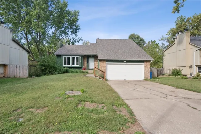 $350,000 | 9202 Greenway Lane, Lenexa, KS 66215
