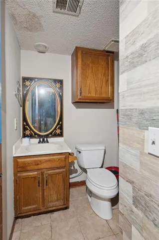 $350,000 | 9202 Greenway Lane, Lenexa, KS 66215