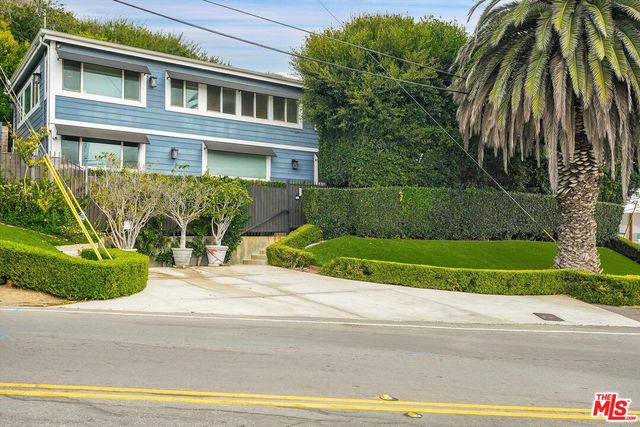 a view of a house with a yard and plants