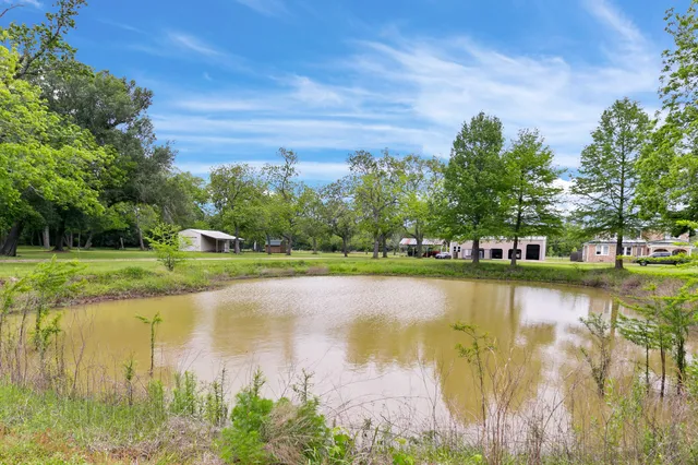 $1,660,000 | 2222 North Main Street, Highlands, TX 77562