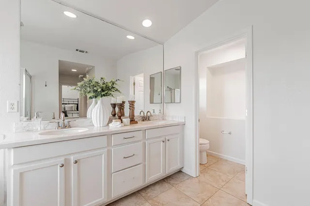 a en suite bathroom with a sink and a mirror