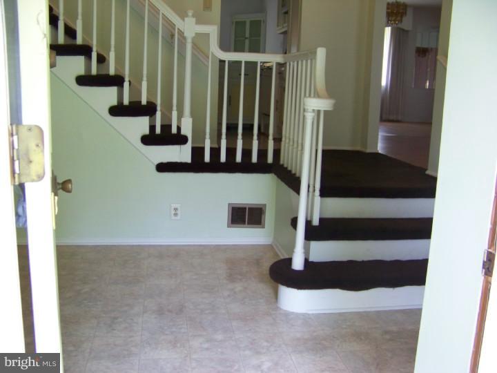 136 Hooton Road Mount Laurel, NJ 08054 - Photo 3 of 25 Foyer