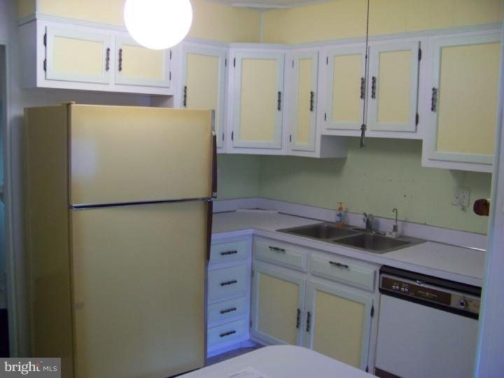 136 Hooton Road Mount Laurel, NJ 08054 - Photo 8 of 25 Kitchen