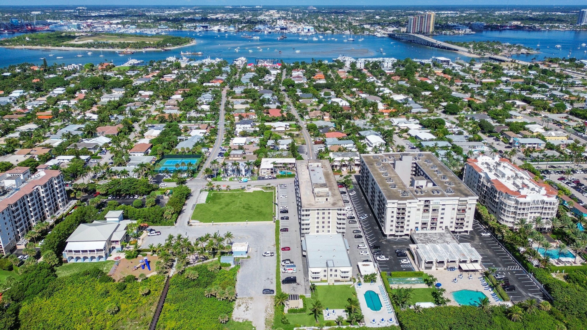 125 South Ocean Avenue, Unit 303 Palm Beach Shores, FL 33404 - Photo 19 of 20 an aerial view of multiple house