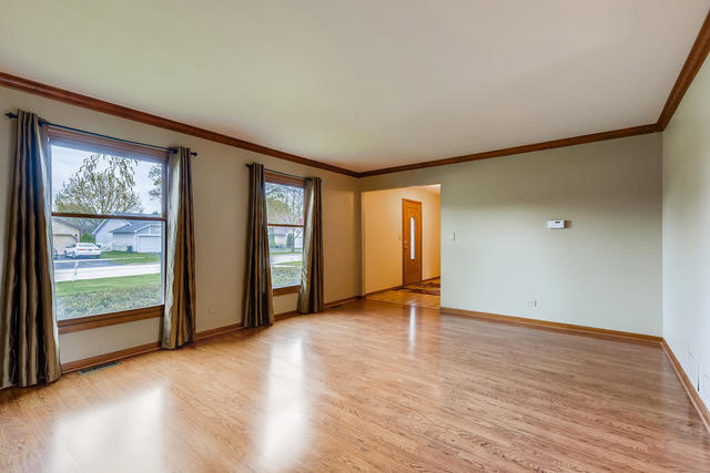 1525 Ranchview Drive Naperville, IL 60565 - Photo 3 of 23