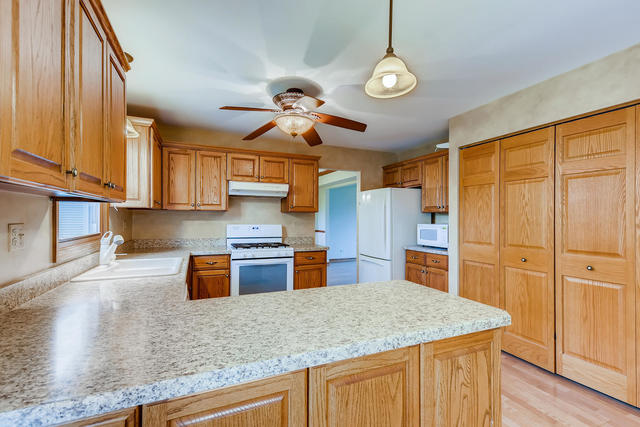 1525 Ranchview Drive Naperville, IL 60565 - Photo 8 of 23