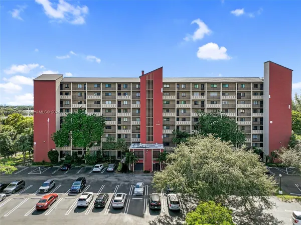 $139,900 | 2206 South Cypress Bend Drive, Unit 801, Pompano Beach, FL 33069
