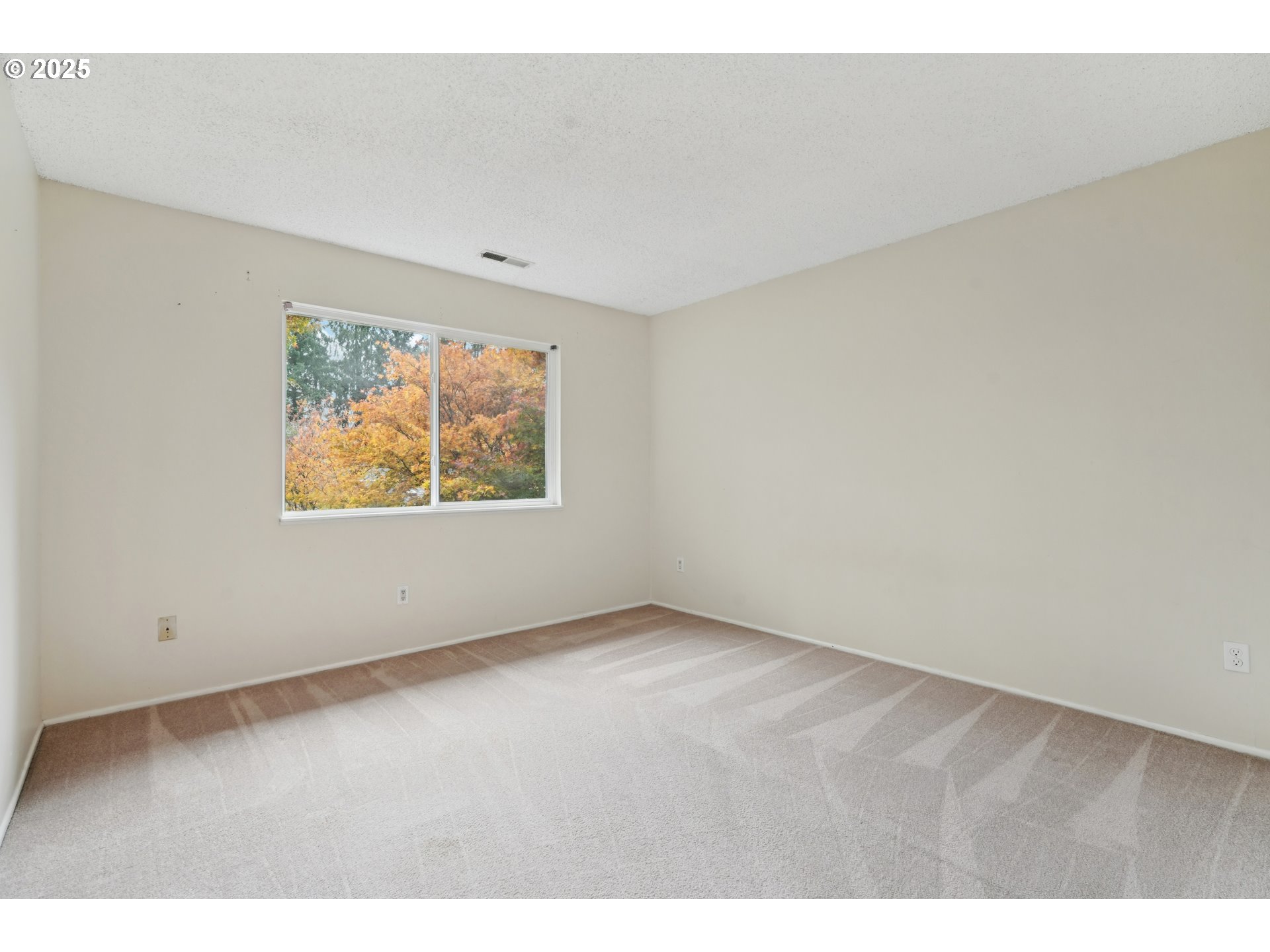14678 Southwest 106th Avenue Tigard, OR 97224 - Photo 20 of 41 an empty room with windows