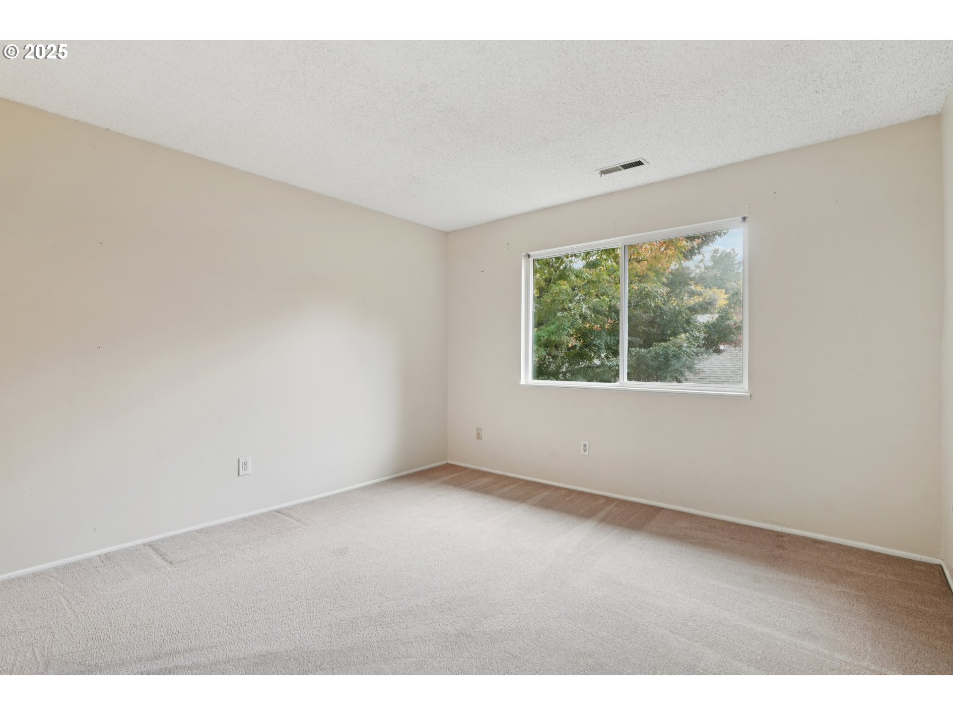 14678 Southwest 106th Avenue Tigard, OR 97224 - Photo 22 of 41 an empty room with windows