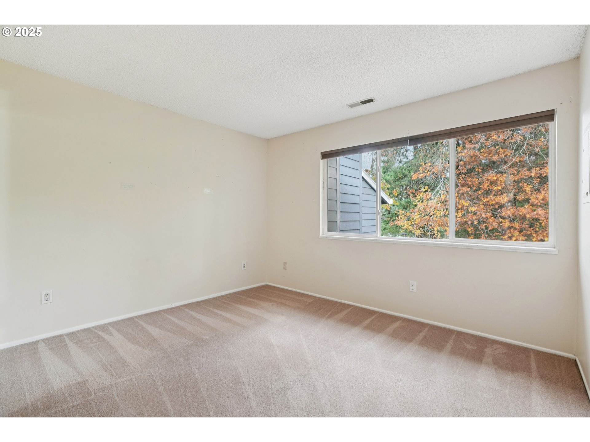14678 Southwest 106th Avenue Tigard, OR 97224 - Photo 24 of 41 an empty room with a window