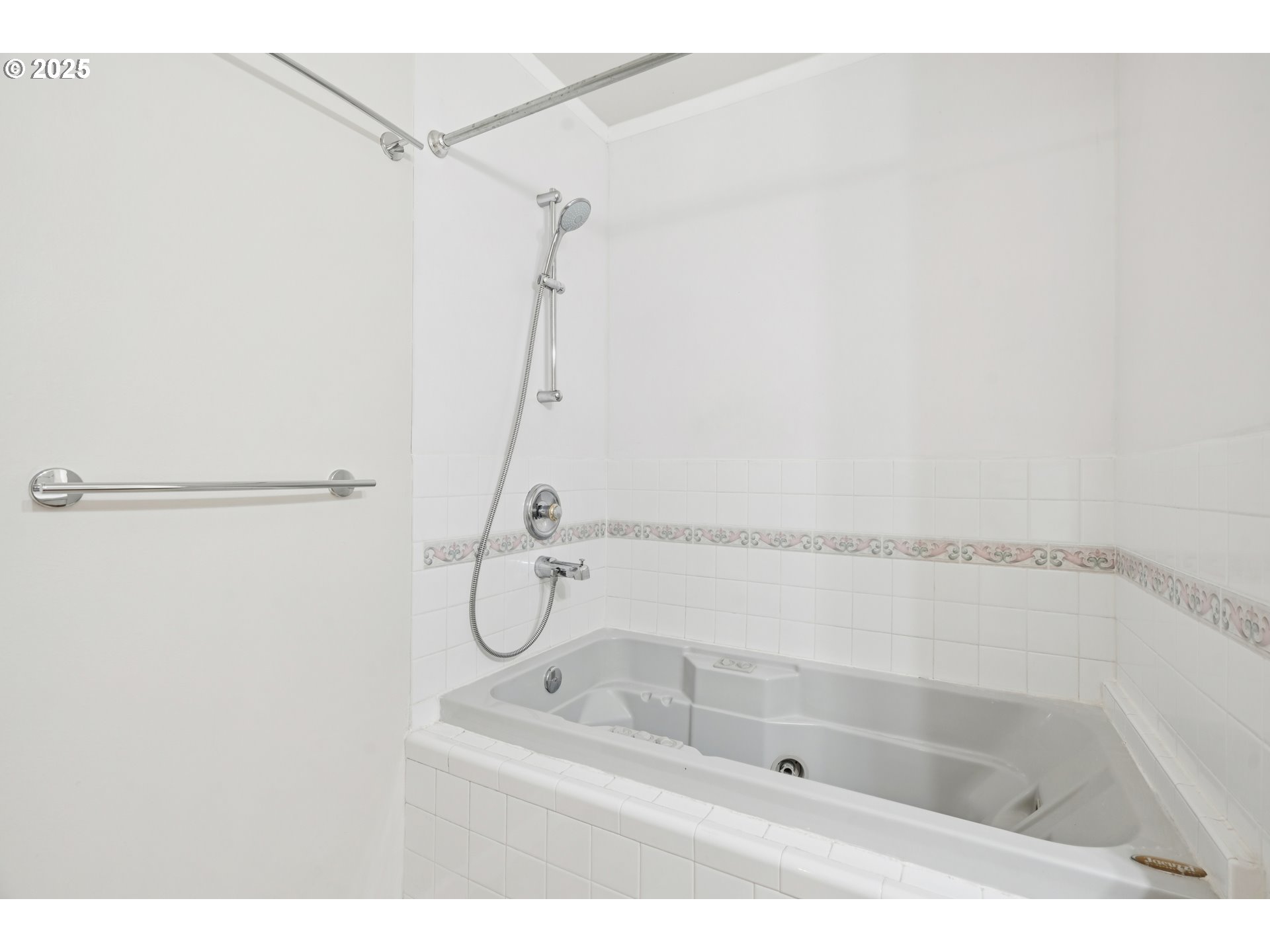 14678 Southwest 106th Avenue Tigard, OR 97224 - Photo 29 of 41 a bathroom with a bath tub with a shower