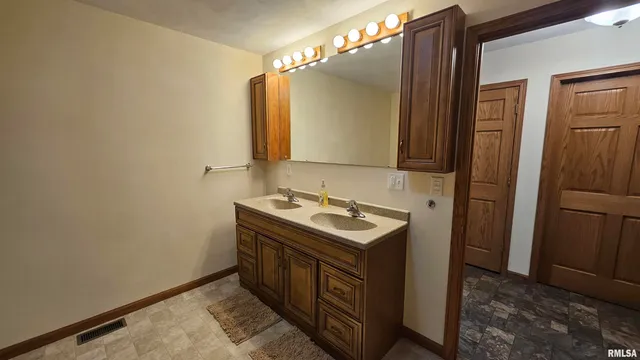 $220,000 | 1205 South Main Street, Lewistown, IL 61542