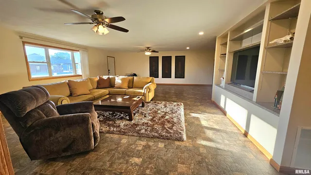 $220,000 | 1205 South Main Street, Lewistown, IL 61542