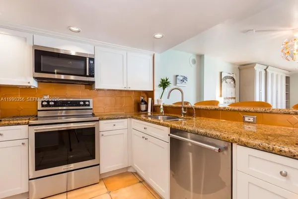 $3,300 | 2625 Collins Avenue, Unit 1403, Miami Beach, FL 33140