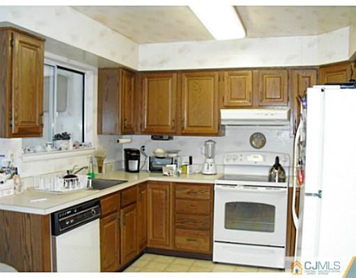 619 B Deal Road Monroe Township, NJ 08831 - Photo 5 of 16 Gallery Image 5