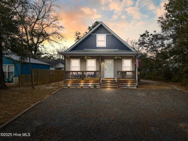 $565,000 | 125 Northwest 15th Street, Oak Island, NC 28465