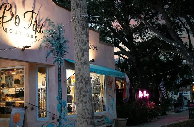 a view of entryway front of a house
