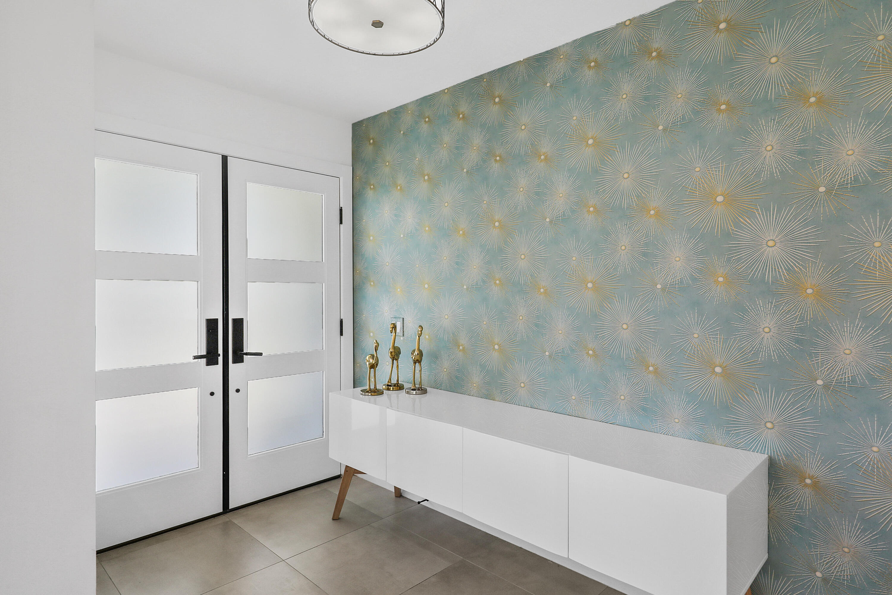 24 Leon Way Rancho Mirage, CA 92270 - Photo 2 of 30 a bathroom with a bathtub