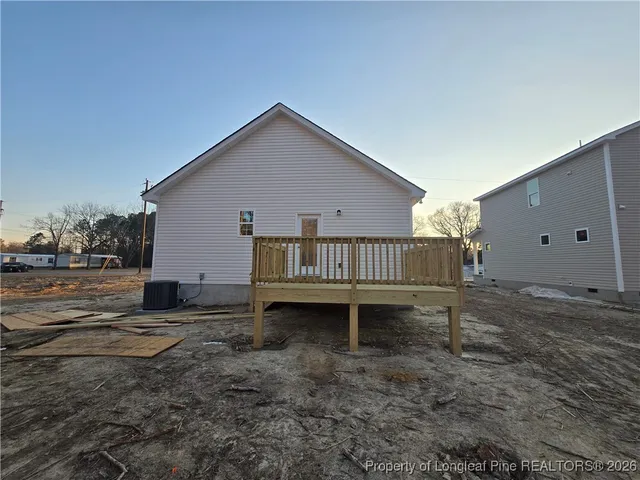 a view of a house with backyard and trees