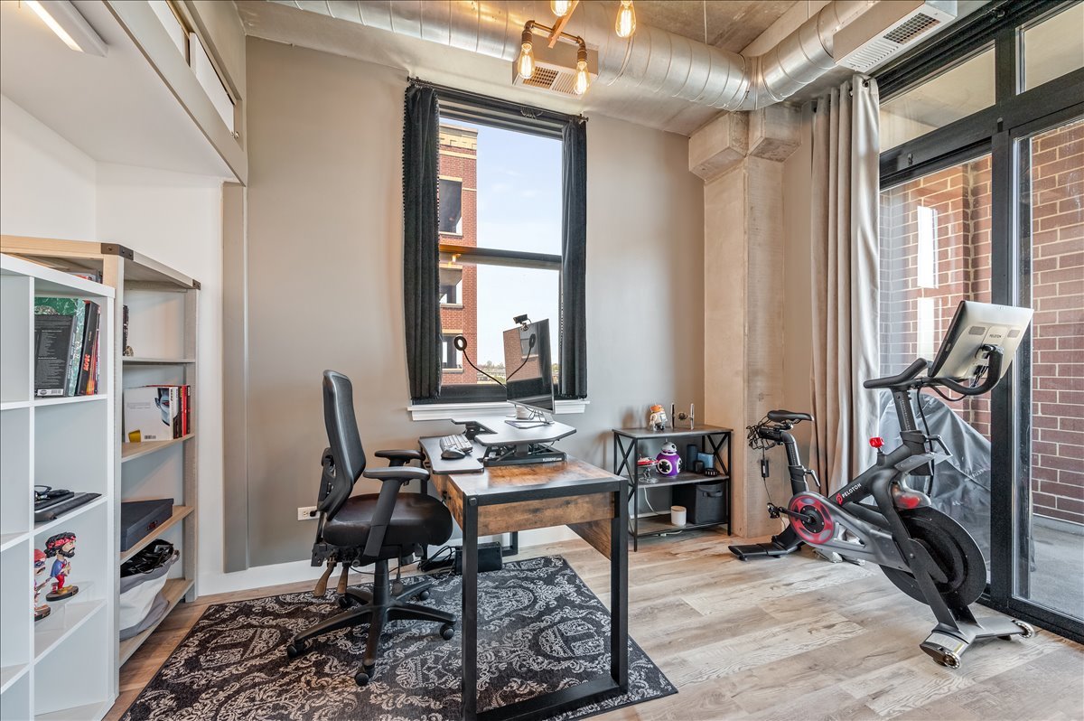 811 West 15th Place, Unit 708 Chicago, IL 60608 - Photo 12 of 26 a room with musical instruments