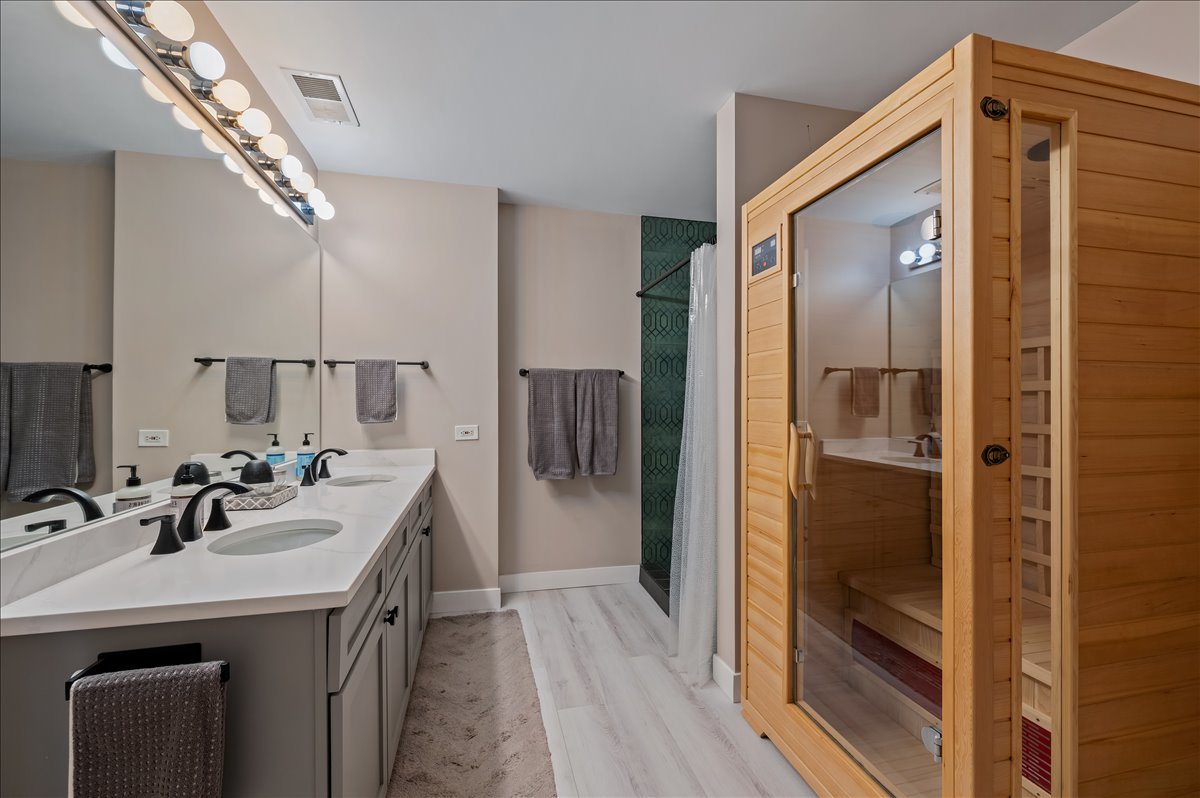 811 West 15th Place, Unit 708 Chicago, IL 60608 - Photo 8 of 26 a kitchen with a sink and refrigerator