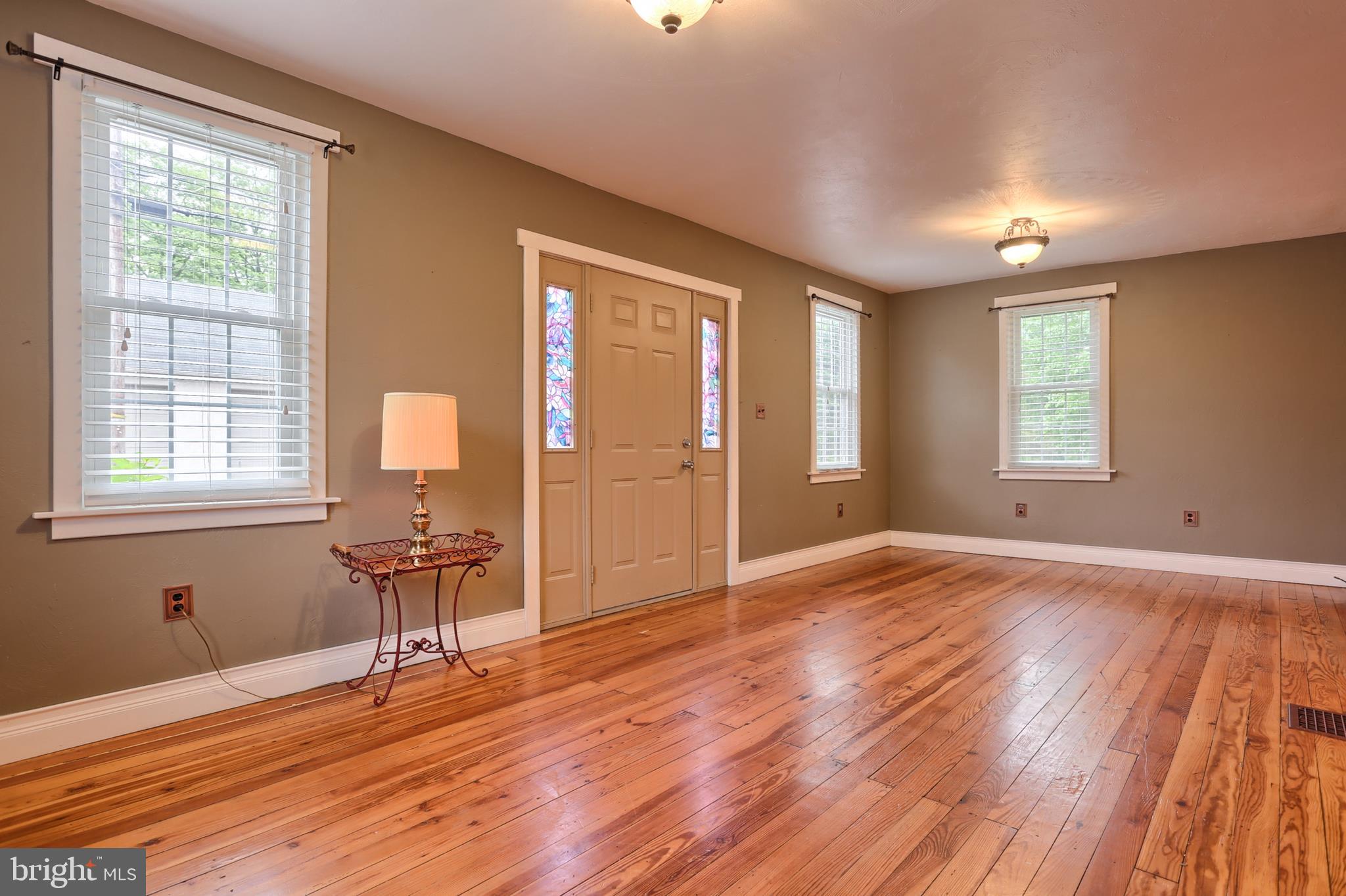 321 Union Road Lebanon, PA 17046 - Photo 8 of 50 Living Room