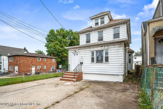 $760,000 | 883 Manor Road | Todt Hill