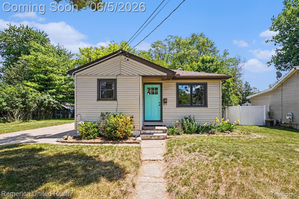 1024 Lee Street Fenton, MI 48430 - Photo 2 of 32