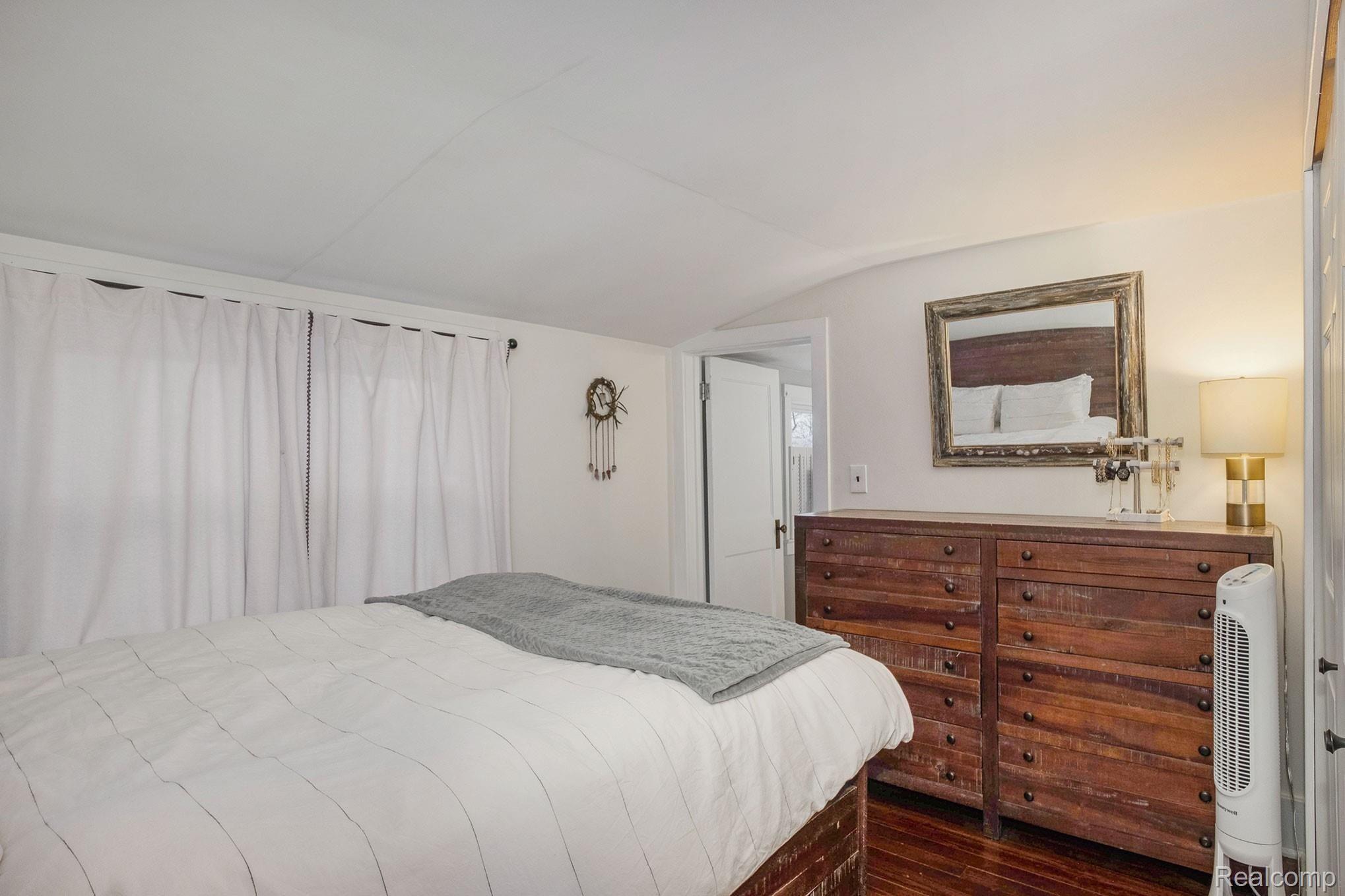 2125 Dorothea Road Berkley, MI 48072 - Photo 18 of 24 Upper bedrooms with double closet, plenty of space for oversized furniture too