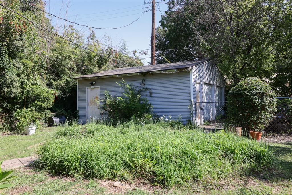 700 North Beacon Street Dallas, TX 75214 - Photo 13 of 13 a view of a backyard of the house