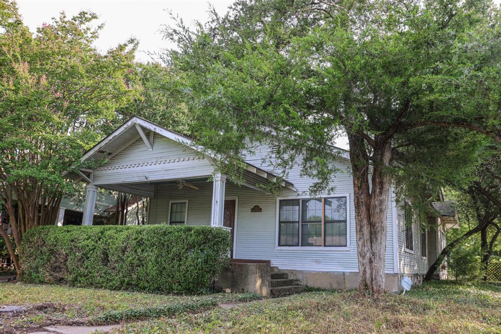 700 North Beacon Street Dallas, TX 75214 - Photo 2 of 13 a front view of a house with yard and green space